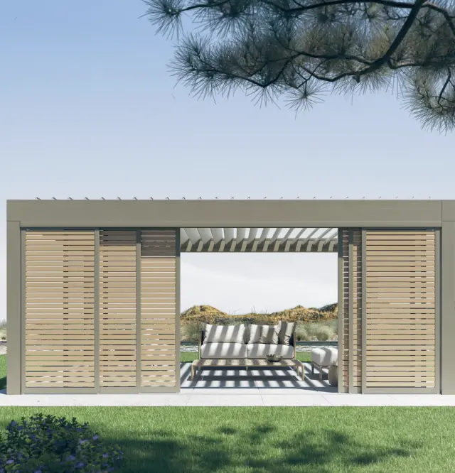 seitliche Schiebelemente und Verschattung für Terrassenüberdachung