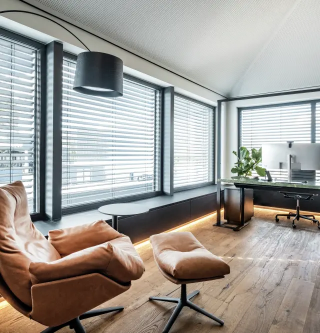 Basis-Raffstore mit Schienenführung und randgebördelten Lamellen