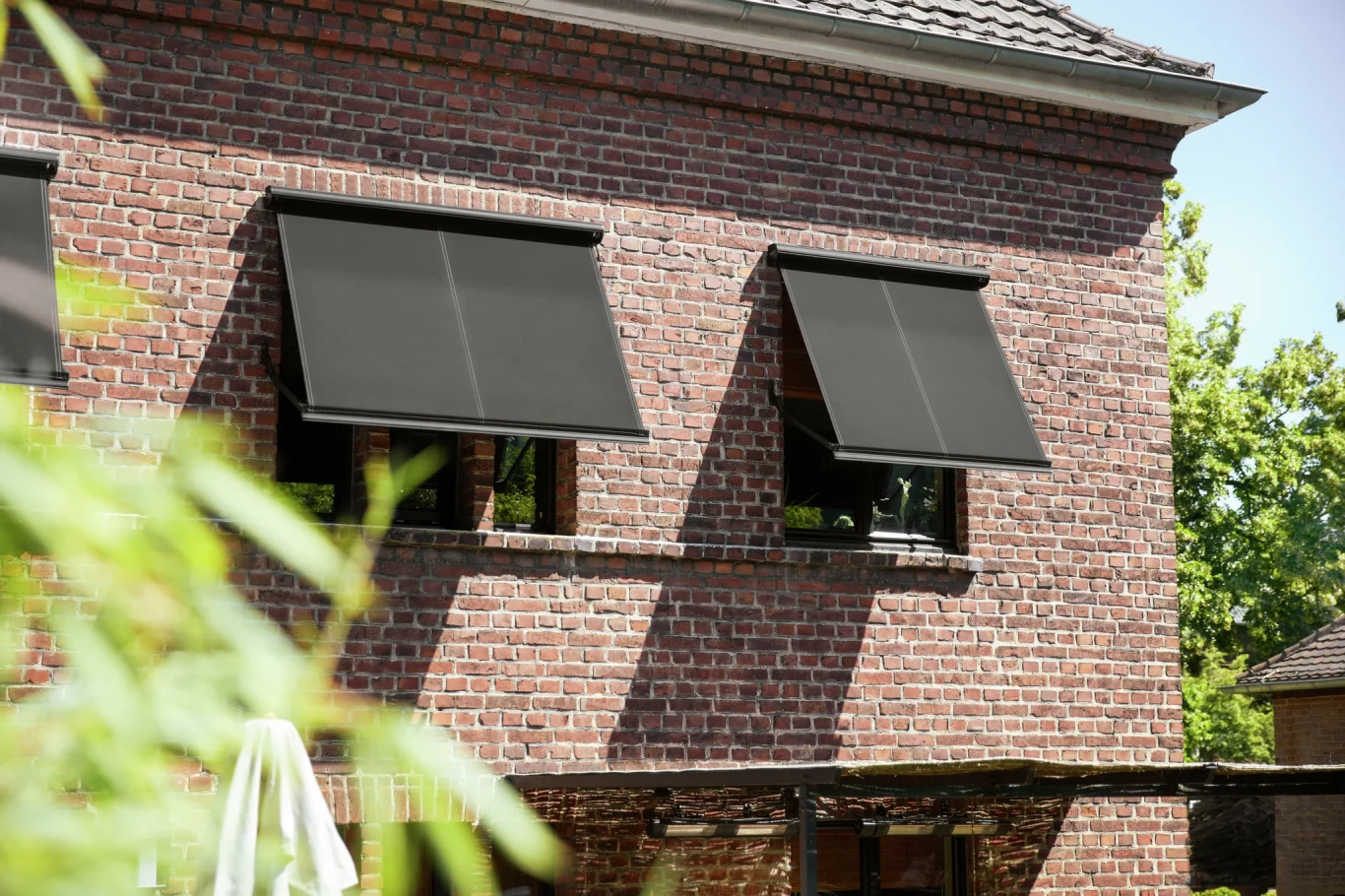 Mediterranes Flair mit Fenstermarkisen