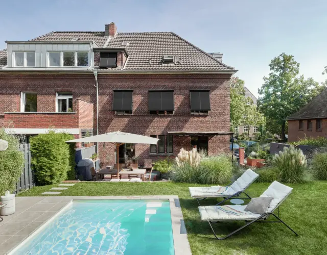 Dreifamilienhaus mit Fenstermarkisen