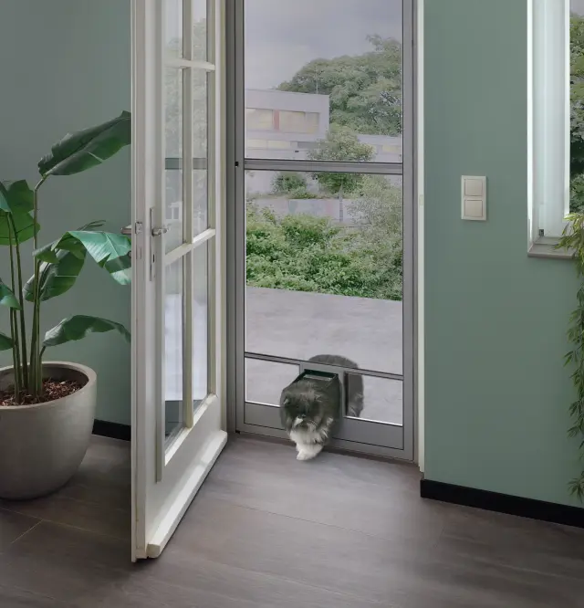 Fliegengitter Zubehör - Katzenklappe an Fliegengitter Balkontür