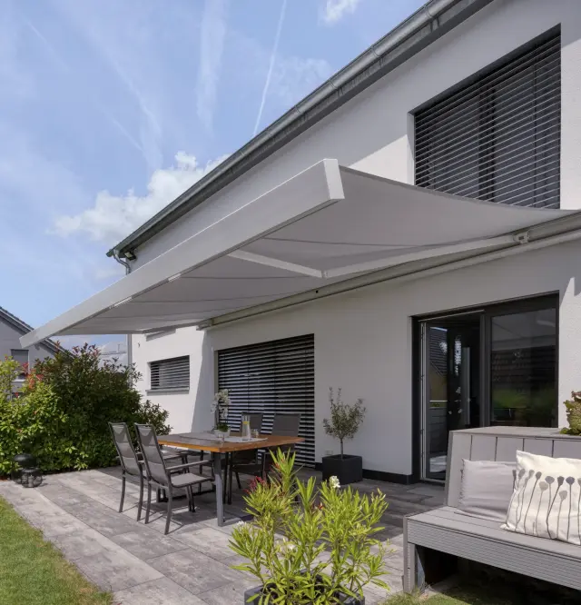 Nettoyer un store toile extérieur terrasse