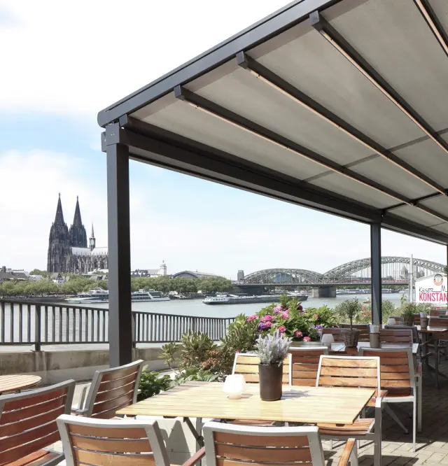 Vue depuis la terrasse de restauration sur le store toile extérieur et la cathédrale de Cologne