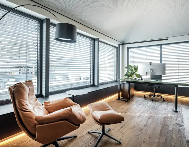 Büro mit Fensterfront und geöffneten Raffstoren von Warema