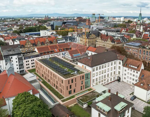 Luftbild des Anbaus am Amtsgericht Freiburg