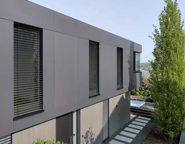 Modernes Gebäude mit WAREMA Raffstoren