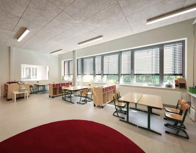 Vue intérieure d'un bâtiment scolaire équipé de stores vénitiens WAREMA