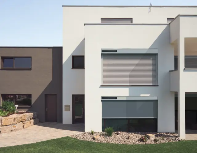 Solar drives enable roller shutters and window awnings to be operated independent of the power grid