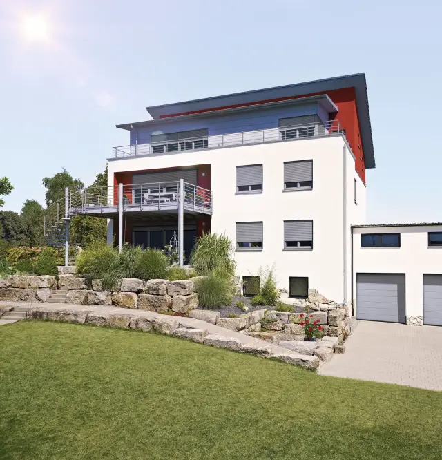 Modernes Wohnhaus mit nachgerüsteten Rollläden an Fenstern und Garagentoren in grauer Farbgebung