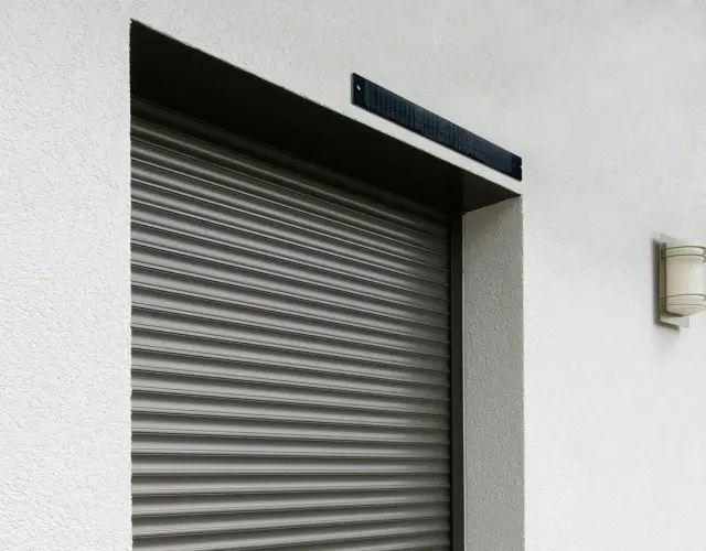 Fenster mit WAREMA Rollladen und SolarKit
