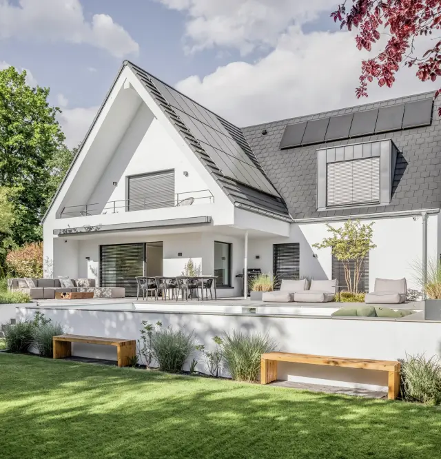 Zicht op gerenoveerd oud gebouw met zwembad