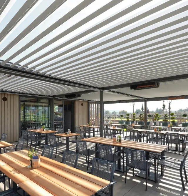 Vue du bas du pergola bioclimatique en gastronomie extérieure