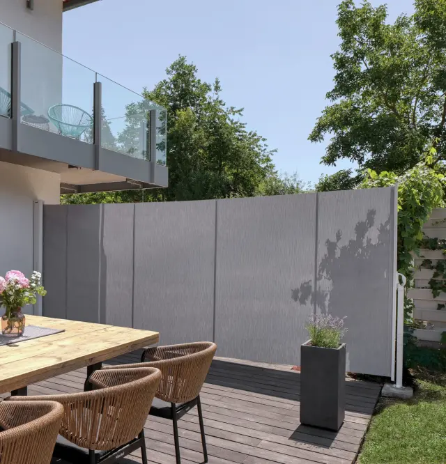 Ljusblå sidomarkis kombinerad med ljusblå markis på terrass