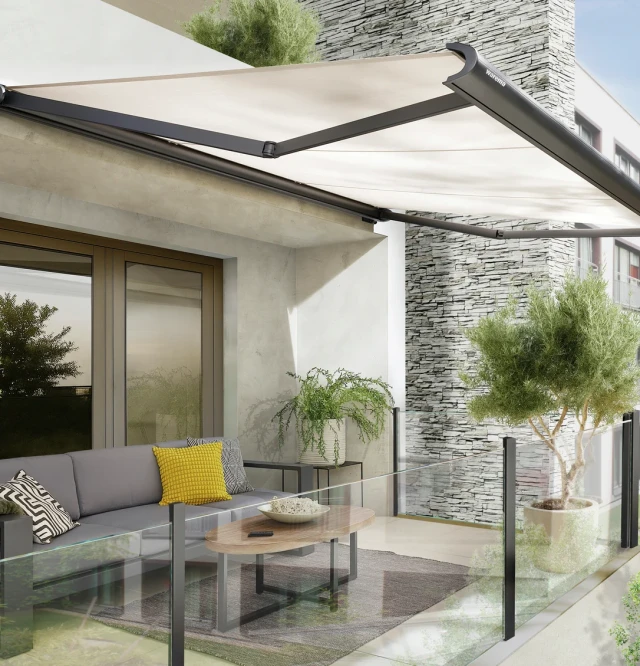 Markise Balkon - helle Markise unter Balkon