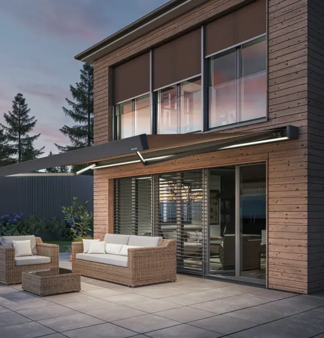 Avondsfeer in een modern huis met terraszonwering, buitenjaloezieën en raamzonwering