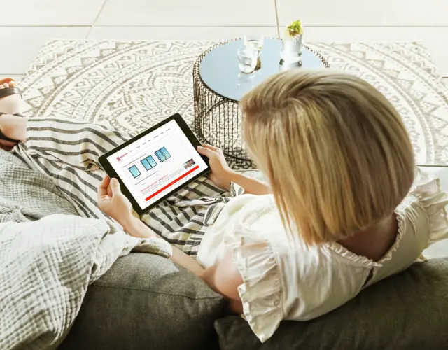 Frau die den digitalen Kaufberater von WAREMA auf einem Tablet nutzt