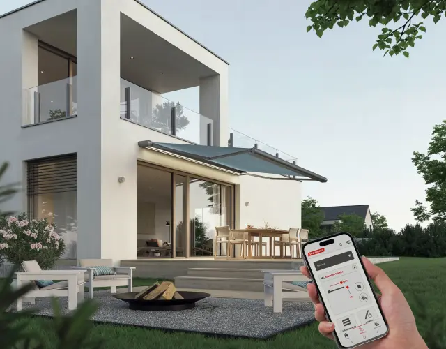 Nutzer mit Smartphone auf der Terrasse vor einer blauen Markise