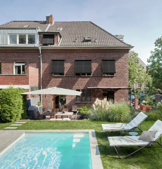 Renovatie, sanering, klinkers, zwembad, ligstoelen, kozijn-screens, parasol