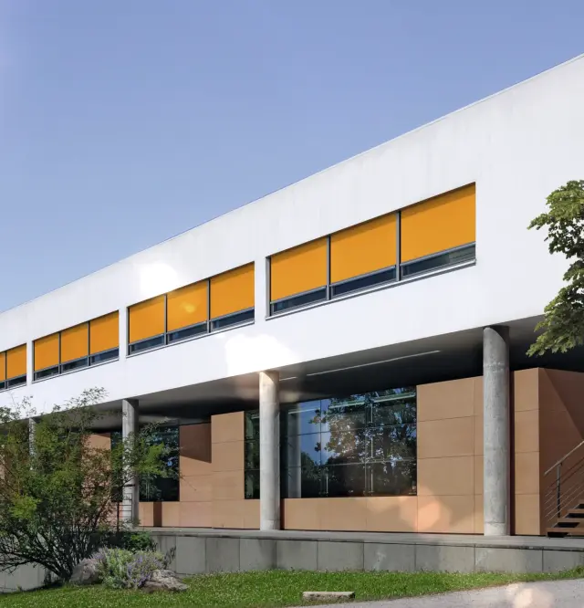 Markis i fönstersystem FSM med skenstyrning