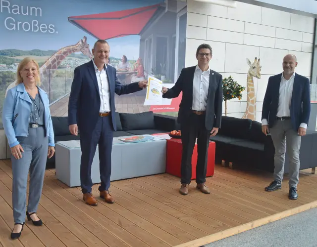 Übergabe der Urkunde zur Ökoprofit-Zertifizierung durch die Stadt Marktheidenfeld an Martin Zehner, Leitung Arbeitssicherheit und Umweltschutz und Michael Müller, Vorstand Produktion