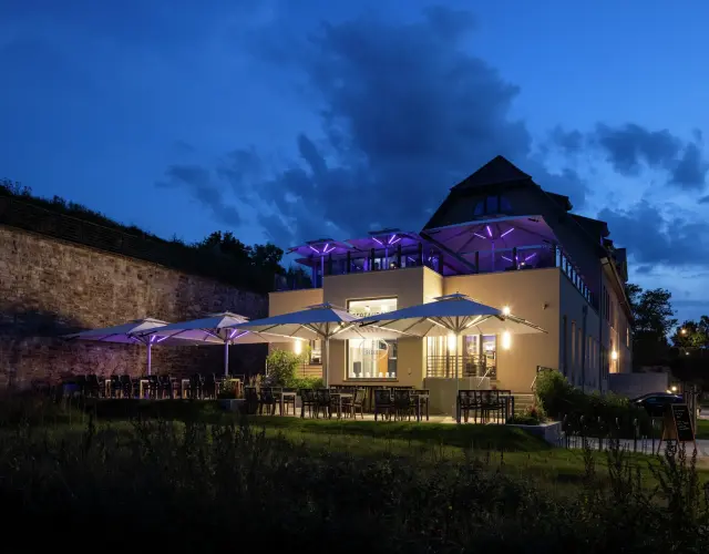 Caravita Sonnenschirme bei Nacht mit Beleuchtung