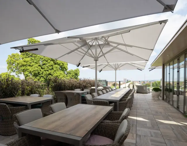 Caravita Sonnenschirme auf einer Terrasse mit Holzboden