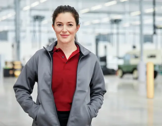Frau mit WAREMA-Outfit in einer Produktionshalle