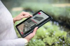 Femme recherchant un store de fenêtre via une application sur tablette