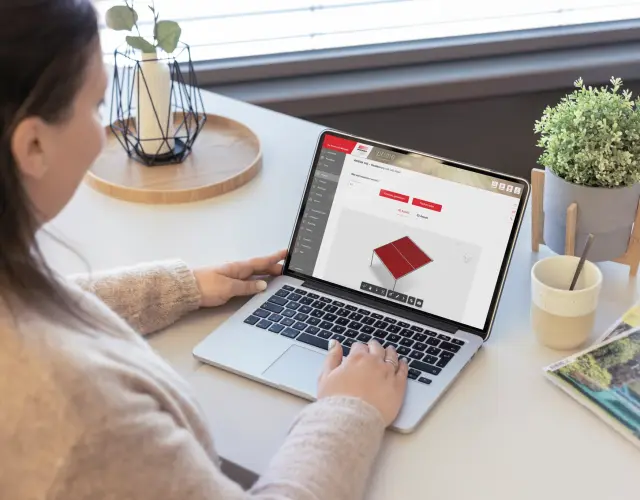 Frau am Laptop mit der geöffneten Anwendung WAREMA CAD