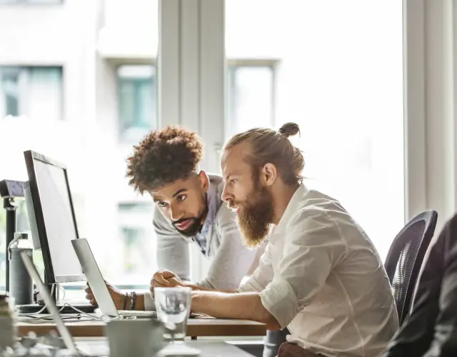 IT Mitarbeiter vor einem PC