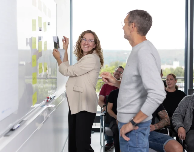 Warema Mitarbeitende in einem Seminar