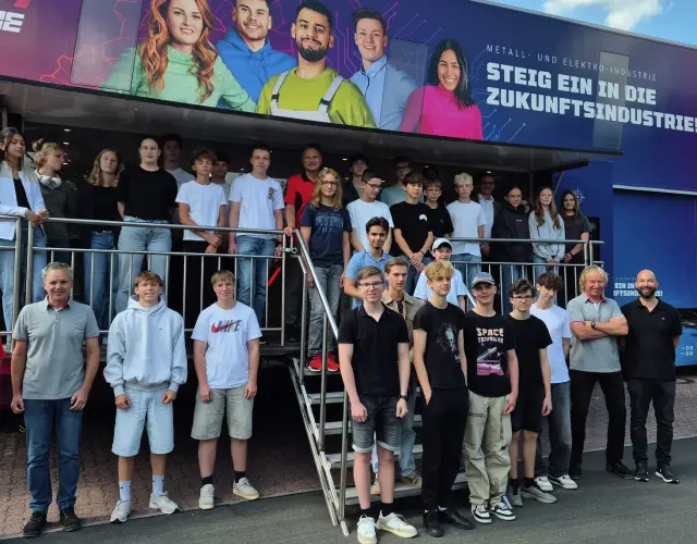 Schülerinnen und Schüler der Junior-Ingenieurs-Akademie des Balthasar-Neumann-Gymnasiums Marktheidenfeld vor dem M+E Truck