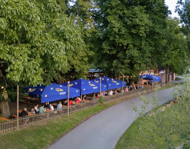 Caravita Großschirm BigBen im Biergarten