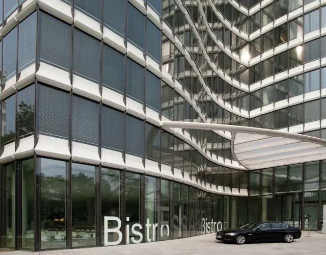 Brise-soleil orientable avec guidage par câbles
