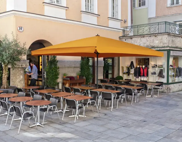 Caravita Centro offen vor einem Restaurant