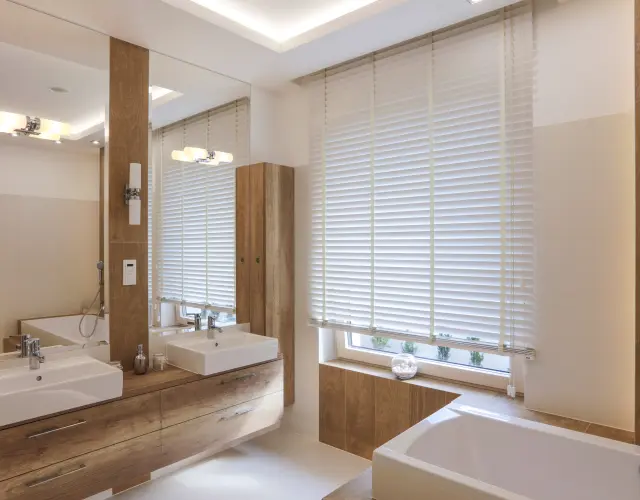 Badezimmer mit Anwis Holz-Jalousien